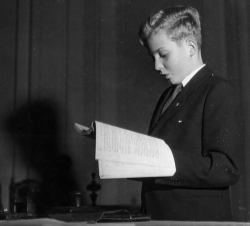 El Príncipe Juan Carlos durante la prueba de ingreso el primer año de Bachillerato en el Instituto de San Isidro de Madrid